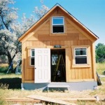 man-builds-tiny-solar-cabin-in-2-weeks-for-2k
