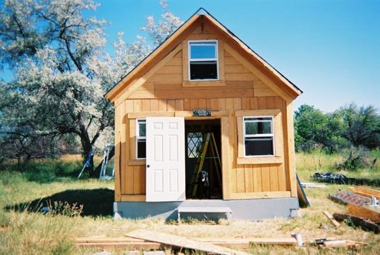 man-builds-tiny-solar-cabin-in-2-weeks-for-2k