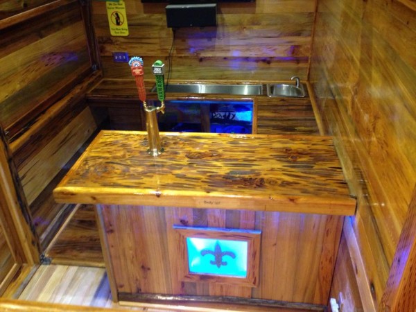 man-cave-and-bar-on-wheels-003