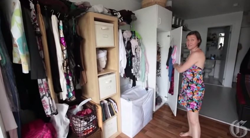 massage-therapist-living-tiny-in-220-sq-ft-micro-apartment-with-roommate