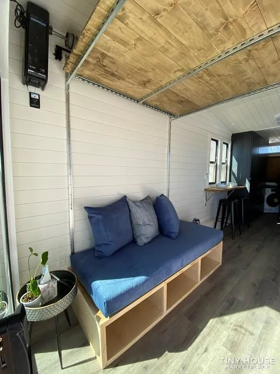 modern-industrial-tiny-house-M6WRCEJBHG-03-1600×1600