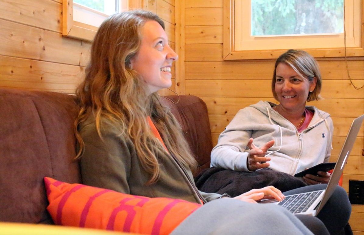 mother-daughter-live-in-tiny-house-for-3-days-and-survive-02