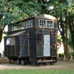 movie-set-tiny-house-001