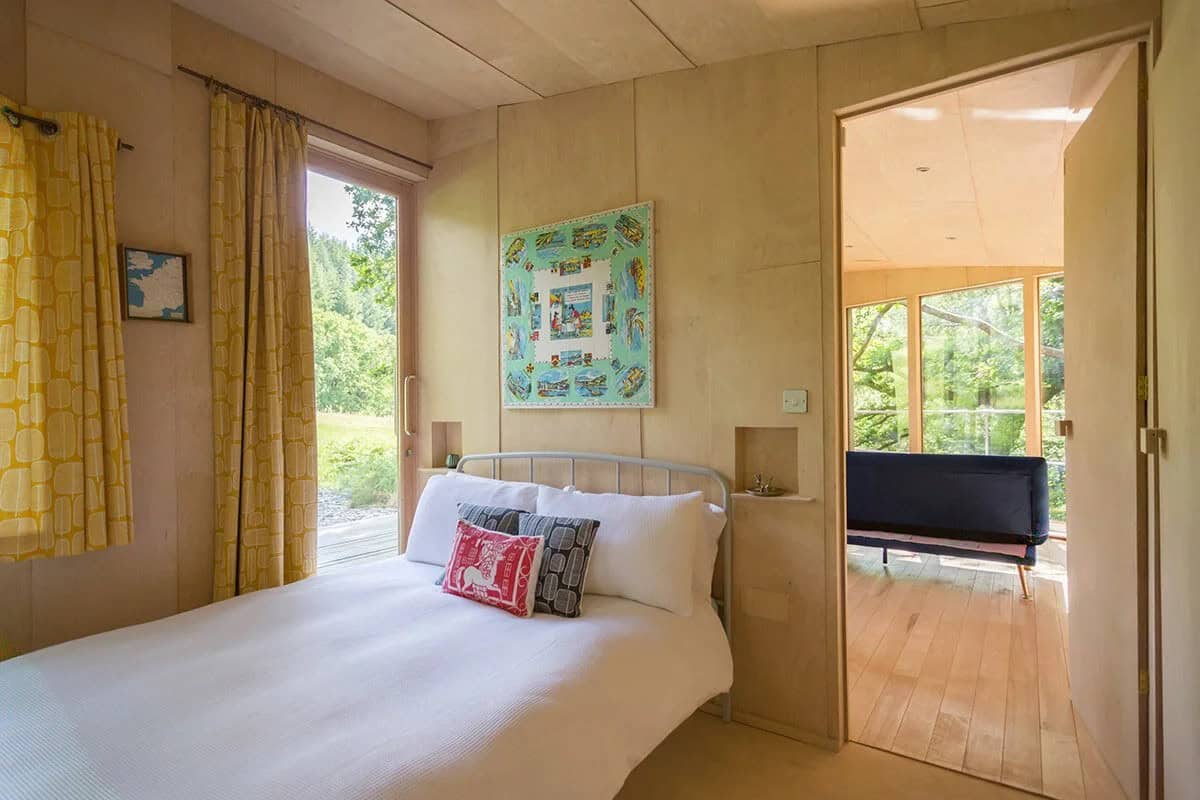 Separate double bedroom in the Nyth y Barcud treehouse