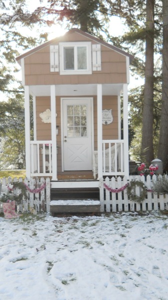 Tonita's Pink Christmas Tiny House (1)