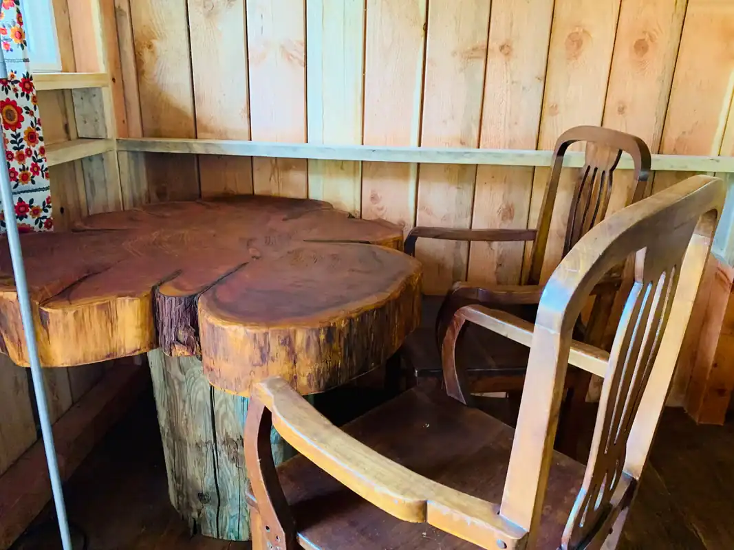 Live-edge stump table and chairs outside the King Wood Cabin