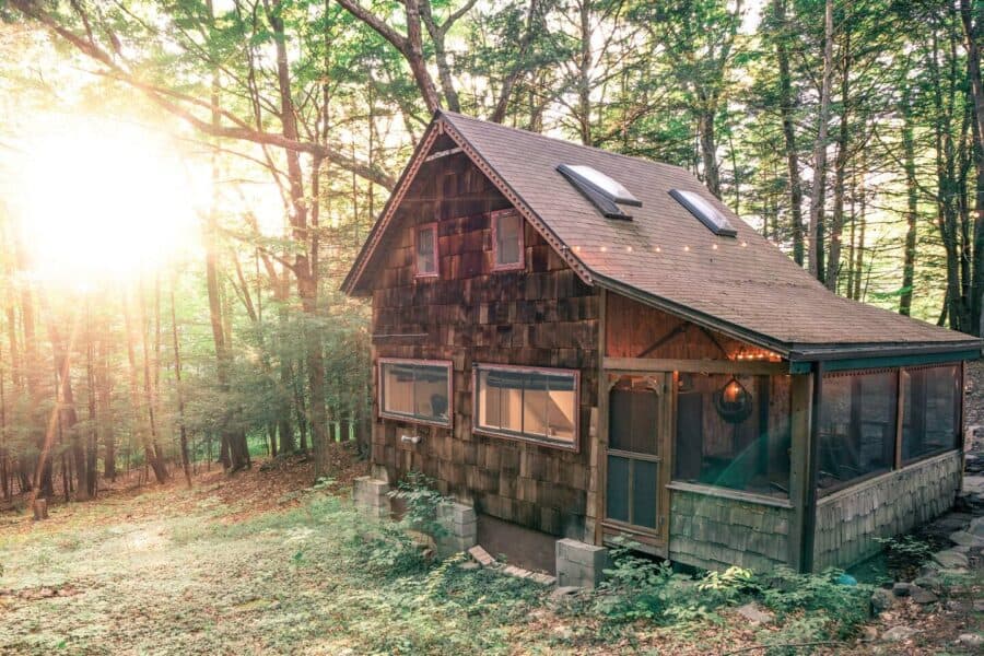 Charming small cabin nestled among tall trees in the Catskills, perfect for a peaceful retreat in na.
