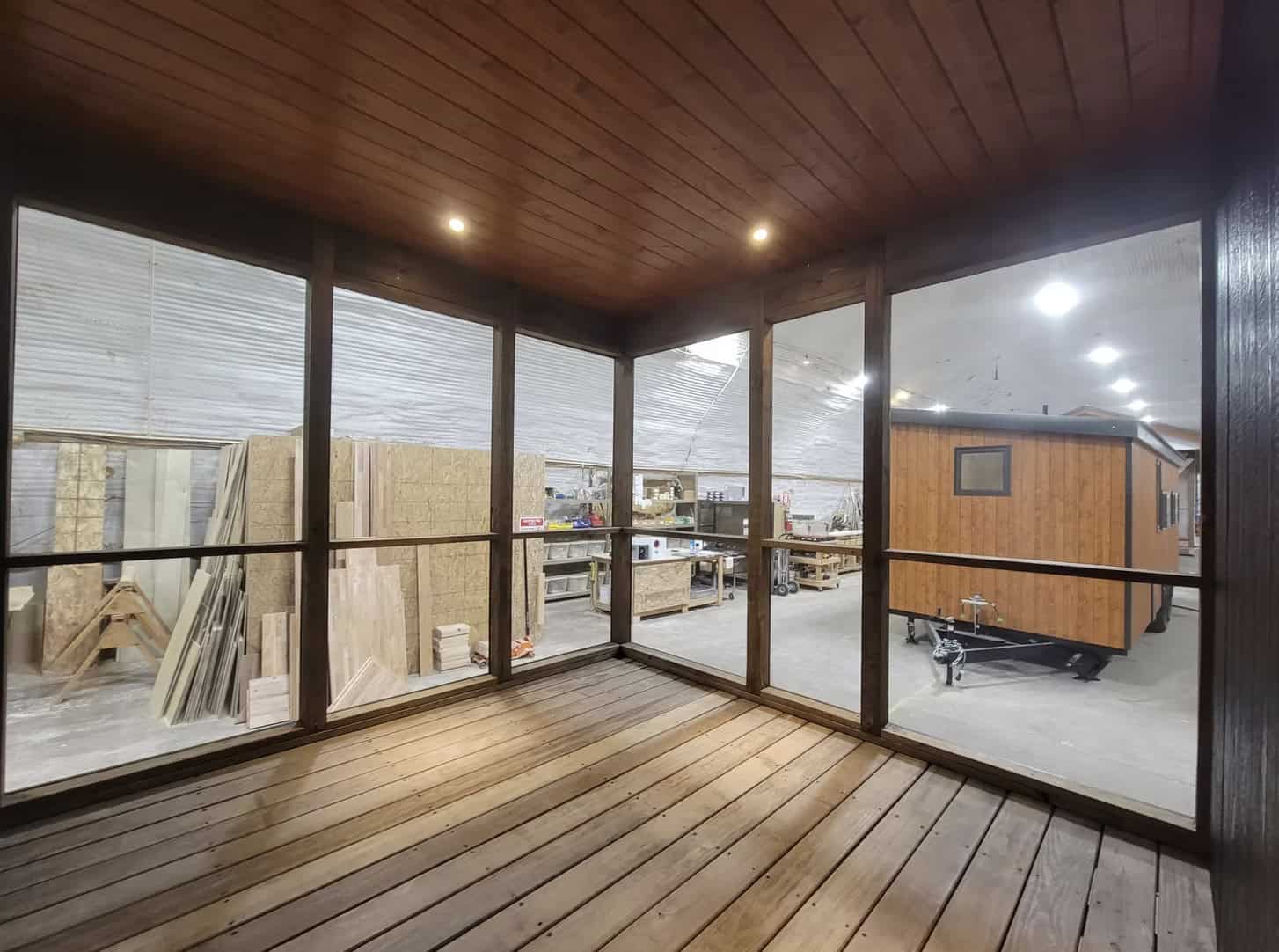 eVista King Floor Model Image 2