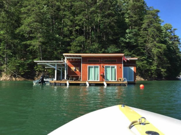 tiny-floating-cabin-fontana-lake-007