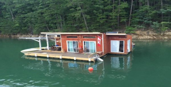 tiny-floating-cabin-fontana-lake-008