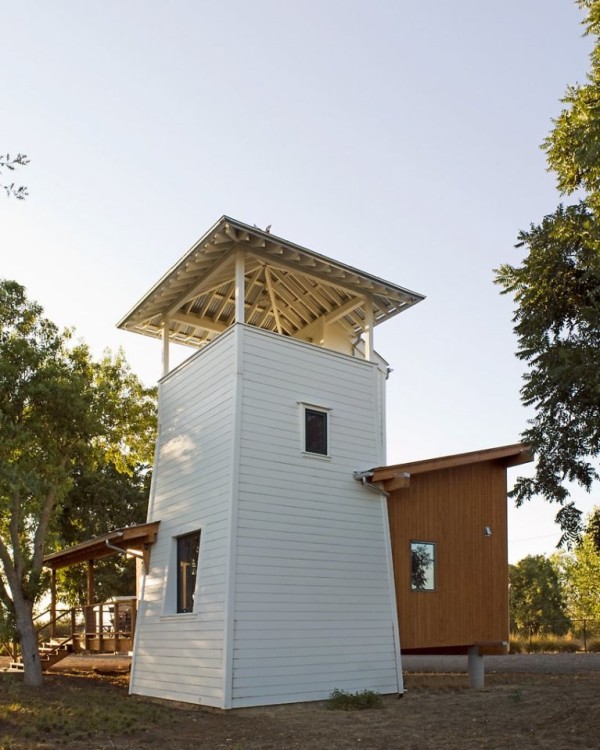 tiny-lighthouse-cabin-butler-armsden-architects-yolo-county-cabin-001
