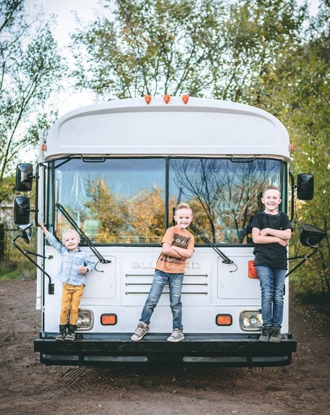 Family of 5 Ditches Traditional Life and Moves into Skoolie