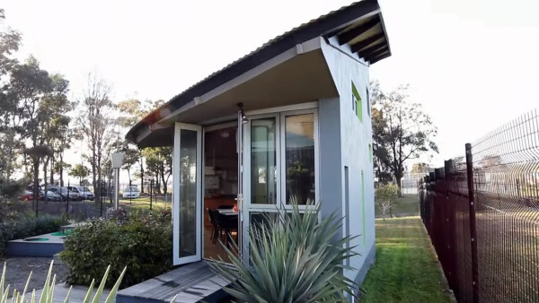 two-story-pop-up-tiny-house-001