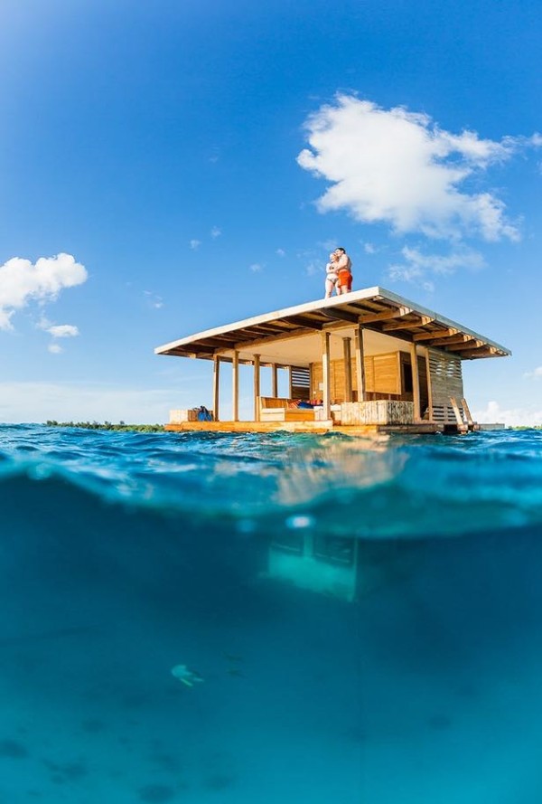 underwater-tiny-floating-cabin-manta-resort