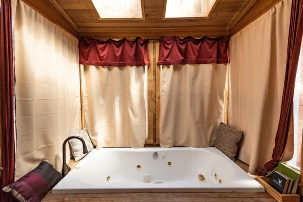 18-ft. Tiny House With Jacuzzi And Sauna!