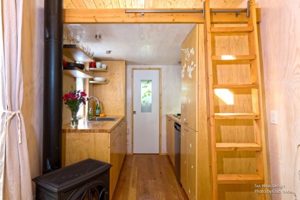 vinas-simple-life-in-a-diy-off-grid-tiny-house-on-wheels-0002