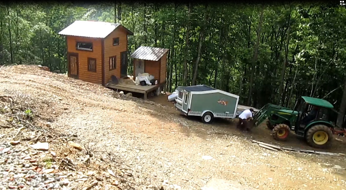 woman-builds-micro-cabin-on-wheels-to-break-free-0012
